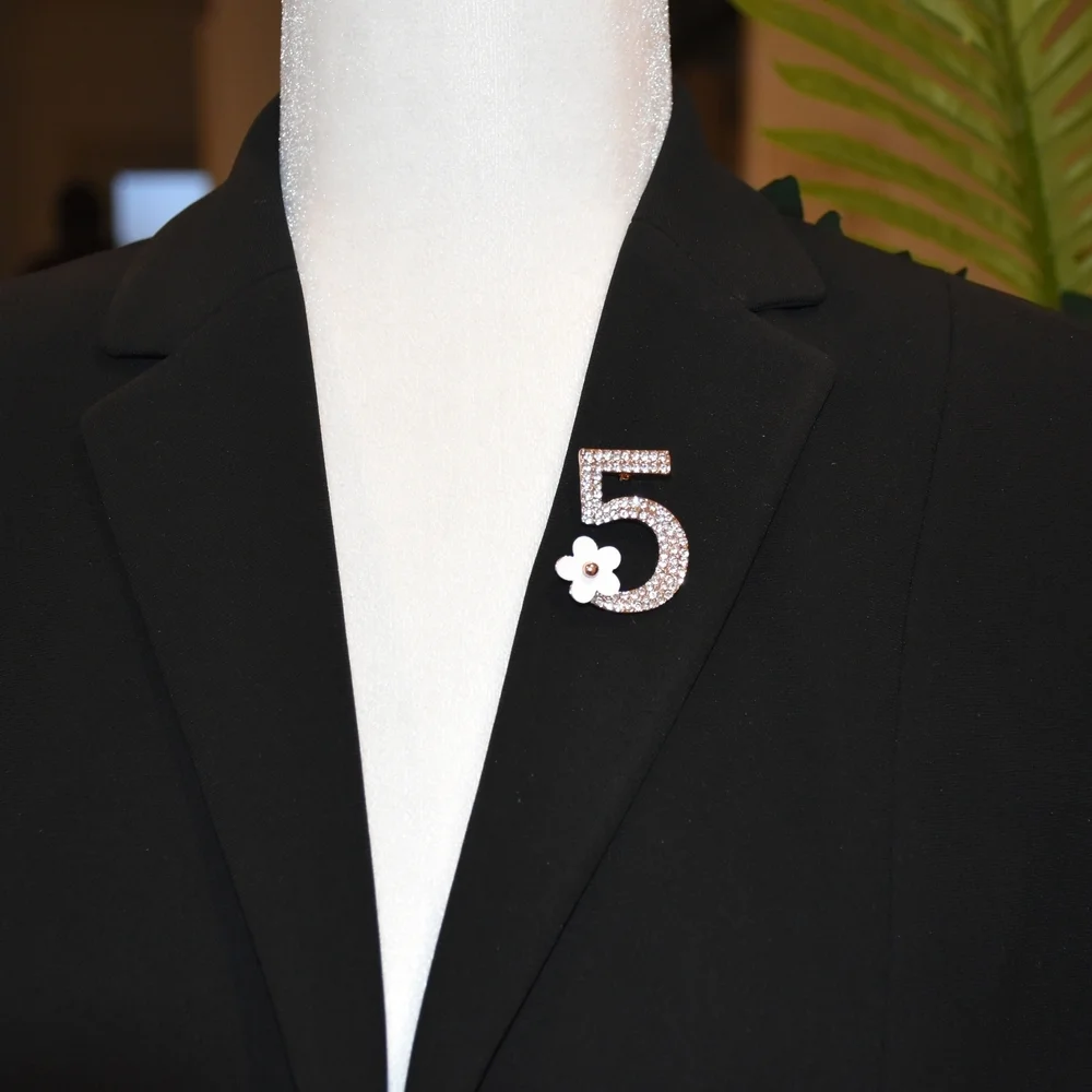 Elegant Designer Brooch – Timeless & Sophisticated